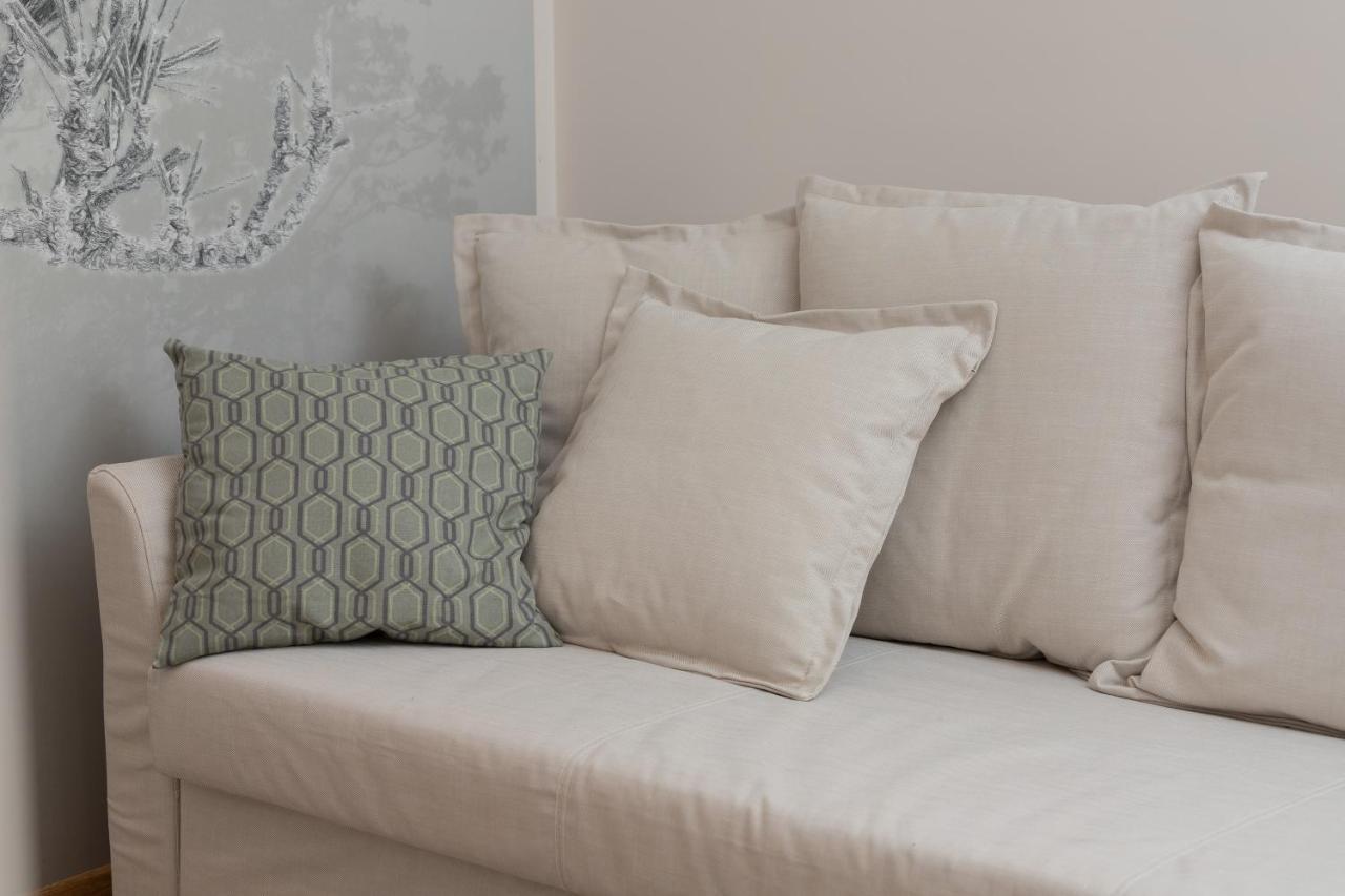 Apartment Bright & Stylish With Balcony 1,5 Km To Main By Renters *